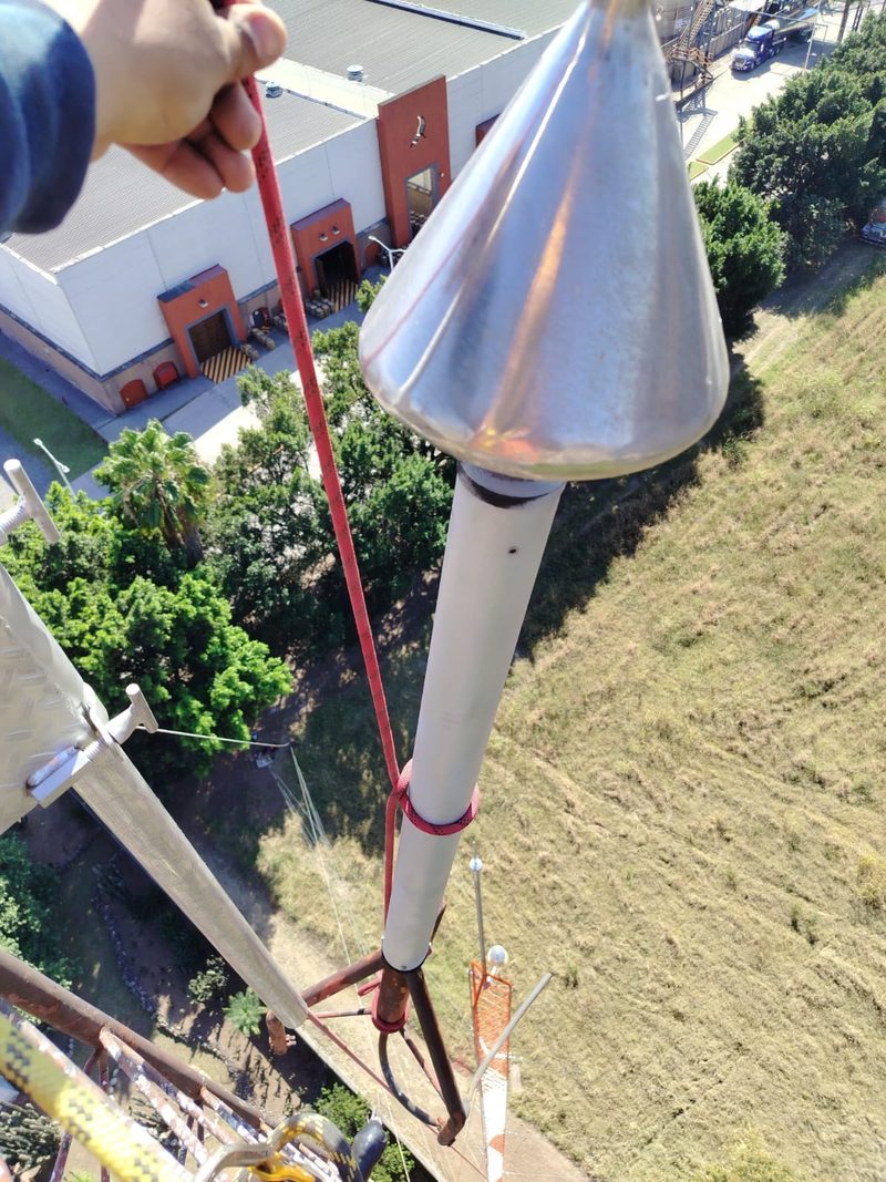 Instalación de pararrayos y sistema de puesta a tierra